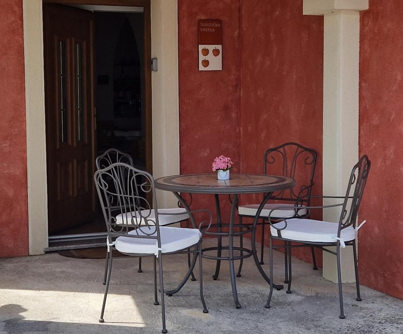 Wine & Apartment Vinales Capodistria Esterno foto